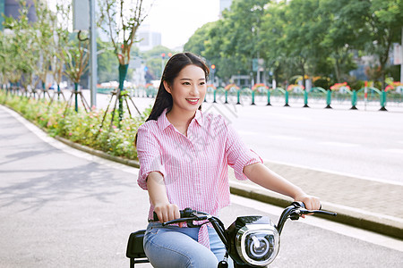 美女户外骑行电动车背景图片