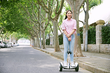 美女户外平衡车低碳出行背景