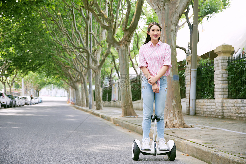 美女户外平衡车低碳出行图片