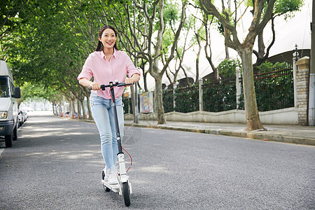 户外美女滑板车骑行图片