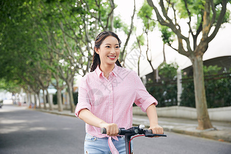 户外美女滑板车骑行背景图片