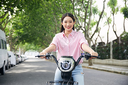 美女户外骑行电动车图片