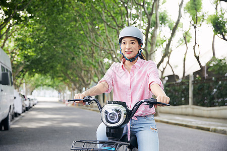 美女骑电动车低碳出行图片