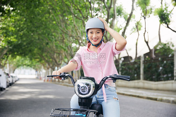 美女骑电动车低碳出行图片