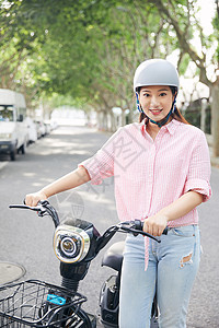 美女骑电动车低碳出行背景图片