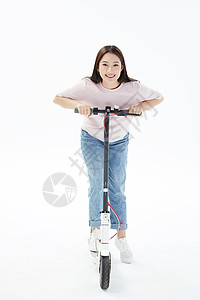 青年美女骑行滑板车背景图片