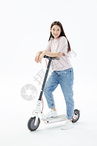 青年美女骑行滑板车背景图片