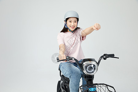 美女驾驶电动车骑行背景图片