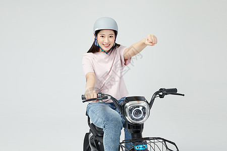 美女驾驶电动车骑行图片