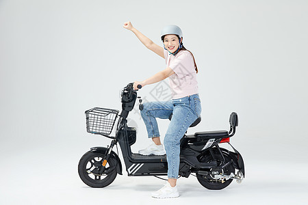 美女骑行电动车低碳出行图片