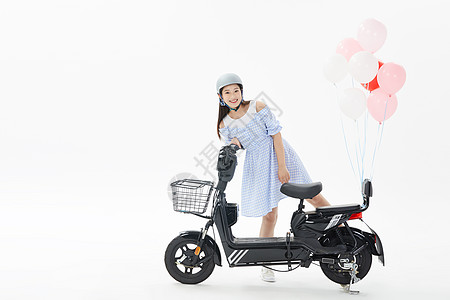 青年女性骑电动车高清图片