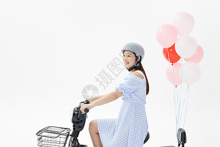 青年女性骑电动车图片