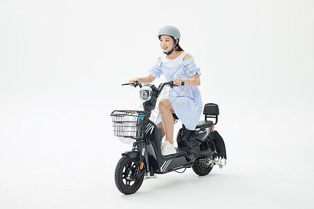 美女戴头盔骑行电动车图片