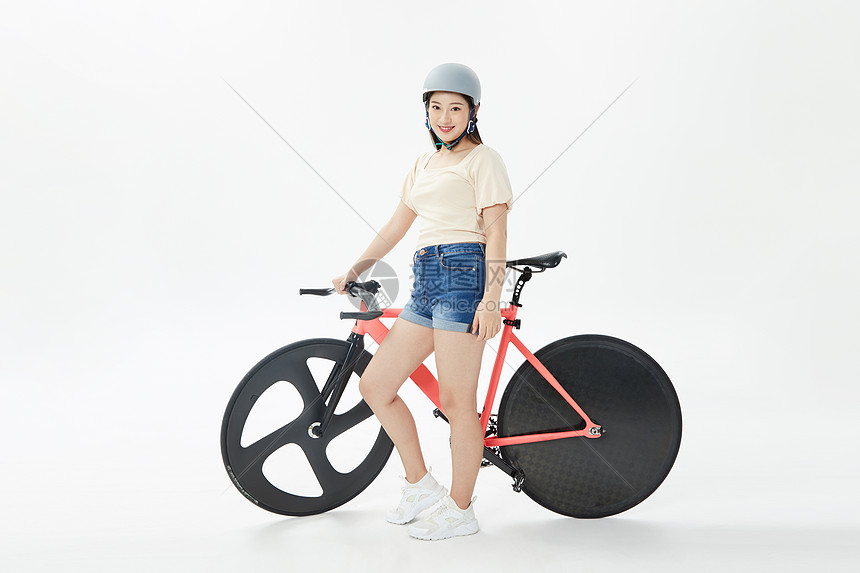 美女骑自行车低碳出行图片