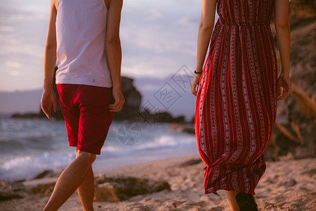 海边度假男孩海边情侣背影特写背景