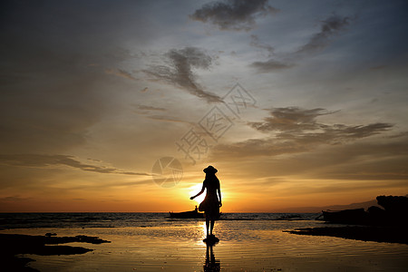 海边美女日落剪影少女背影背景