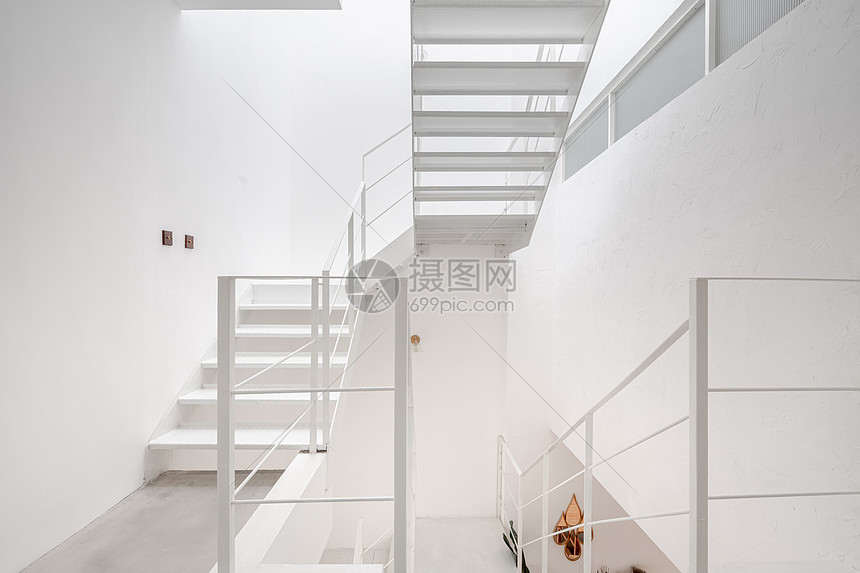 别墅中的白色楼梯图片
