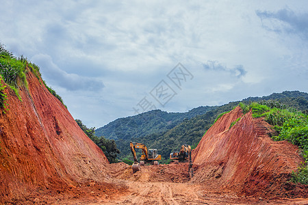 山里工作中的挖掘机背景图片