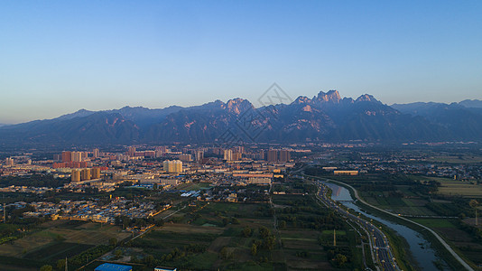 华山脚下的华阴市背景图片