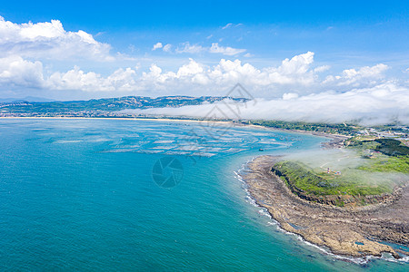 航拍云雾里的镇海角海岸线背景