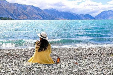 新西兰湖边女孩背影图片