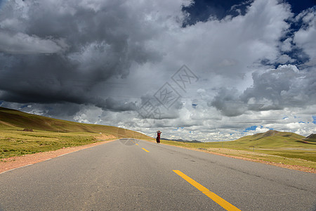西藏公路上朝拜者图片
