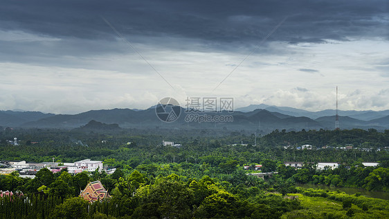 泰国春蓬阴雨天气下的森林城镇图片