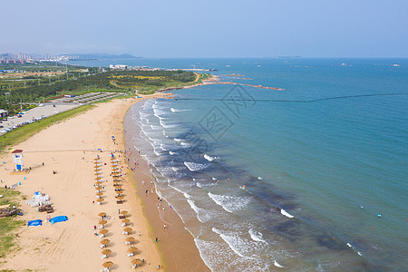 航拍夏季的海水浴场背景图片