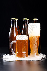 竖版拍摄到满的啤酒杯图片