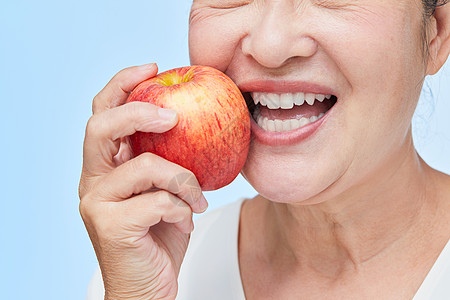 老年女性咬苹果高清图片