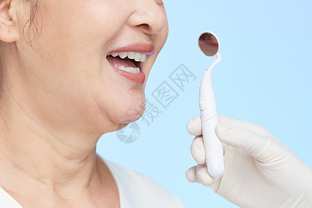 牙齿美白医生给中年女性检查牙齿背景