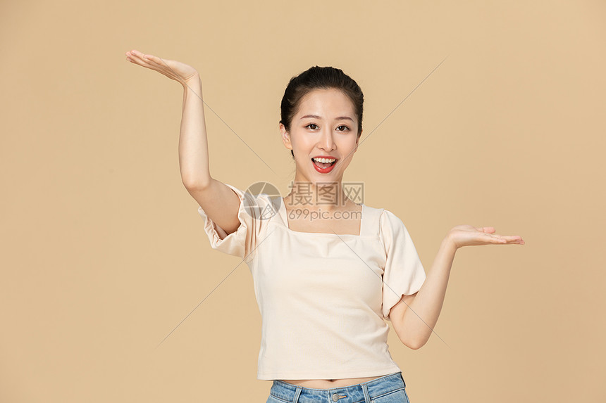 色彩活力女性托举动作
