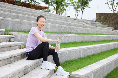 青年女性户外活动锻炼图片