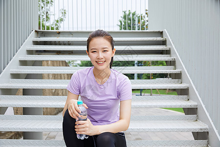 青年女性户外活动锻炼图片