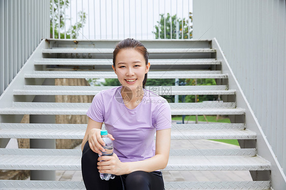 青年女性户外活动锻炼图片