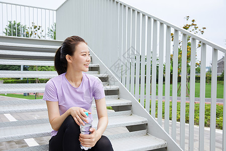 青年女性户外活动锻炼图片