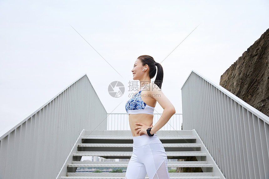 美女户外做热身准备活动图片