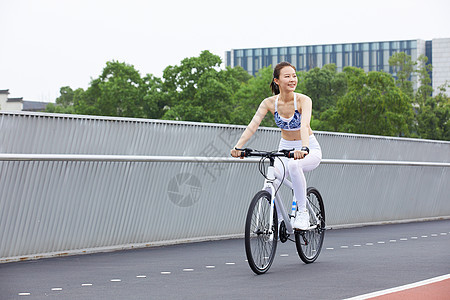 美女在户外公园里骑行图片