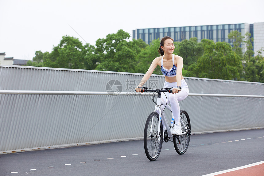 美女在户外公园里骑行图片