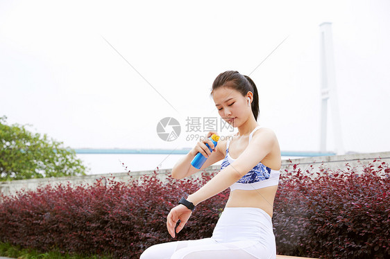 美女户外运动健身喷防晒霜图片