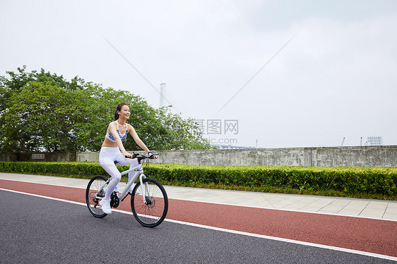 美女在户外公园里骑行图片