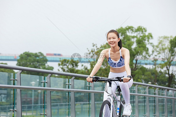 美女在户外公园里骑行图片