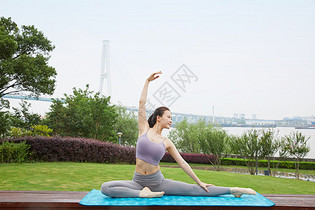 美女在户外公园里做瑜伽图片