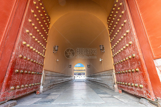 北京大气紫禁城故宫红色宫门图片