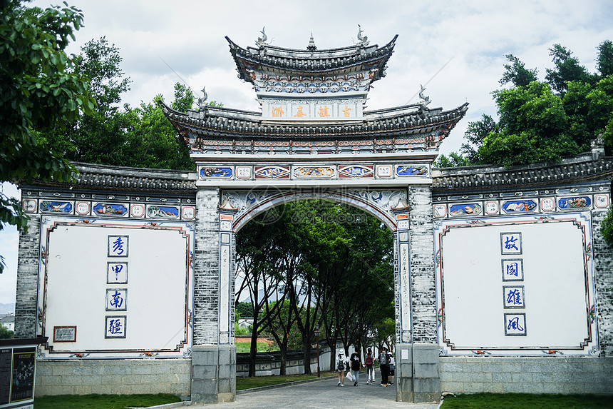 Bai nationality residences in Xizhou Ancient Town, with three-sided courtyard and one screen wall pattern