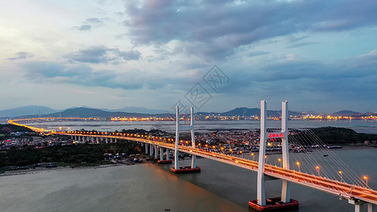 航拍入夜的厦漳大桥图片