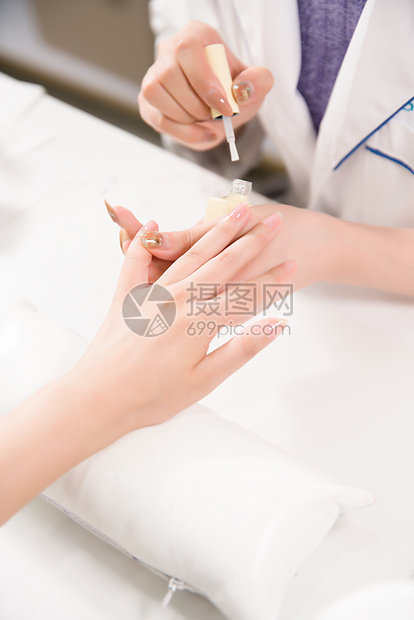 女性手部美甲涂指甲油高清图片下载 正版图片 摄图网 女性手部美甲涂指甲油高清图片下载 正版图片 摄图网