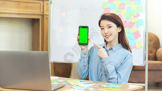 在线学习教育教育女性女老师远程教育手拿绿幕手机抠像视频背景