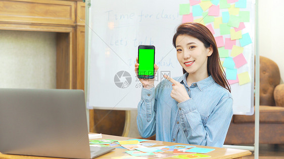 教育女性女老师远程教育手拿绿幕手机抠像视频图片