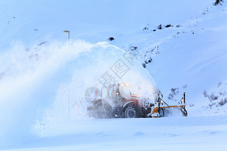 冰岛北部山区冬季雪后铲雪车作业图片